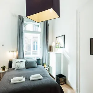 https://cosy-and-central-apartment-with-4-bedrooms-and-a-c.inbudapesthotels.com